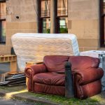 Cum scapi rapid de mobila veche fără să întorci casa pe dos?